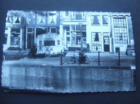 Amsterdam draaiorgel op de gracht voor de kapperszaak